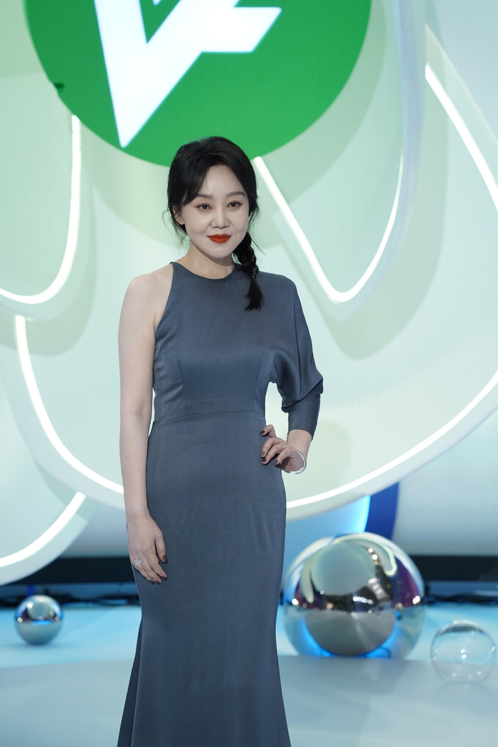 闫妮代表《外婆的新世界》