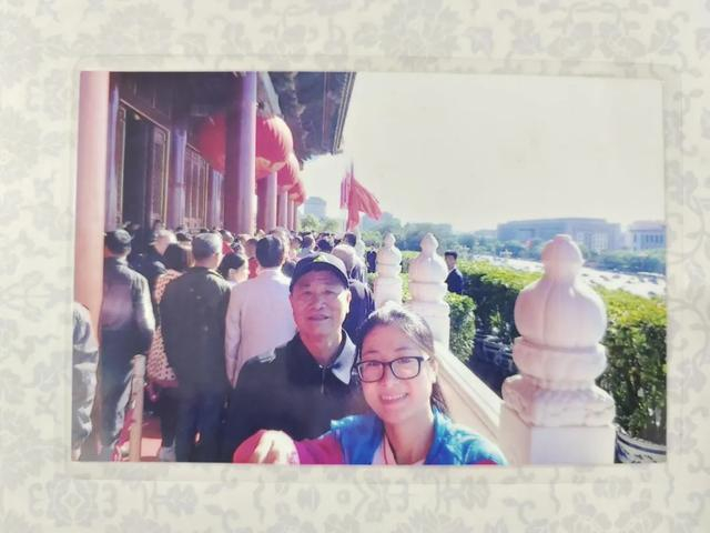 在女儿牺牲后，父亲再三婉拒慰问金。他说：“这些钱，村里的扶贫工作用得上。”