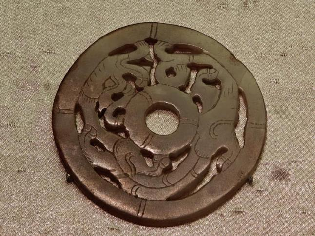 或写实,或抽象,或繁复,或极简,龙形雕刻注重神态和气势的刻画,给人以