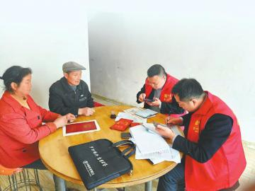 农行绵阳分行客户经理上门为农户办理“绵州农房增信贷”。 任毅 摄