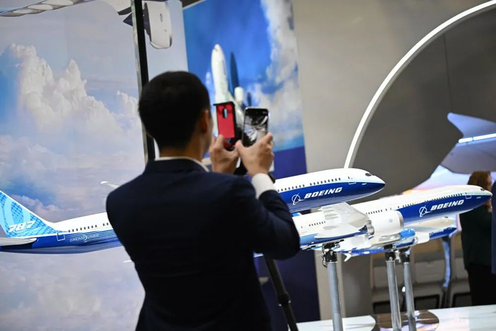2月20日，在樟宜会展中心举行的新加坡航展上，观众在波音公司展台观展。新华社发（邓智炜摄）