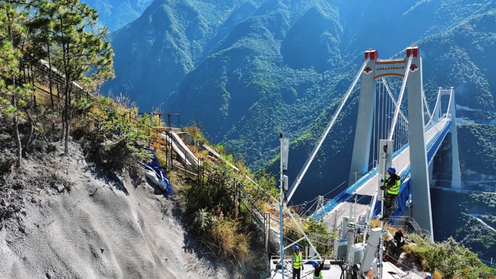 丽香铁路虎跳峡金沙江铁路大桥基站建设（2023年11月3日摄）。