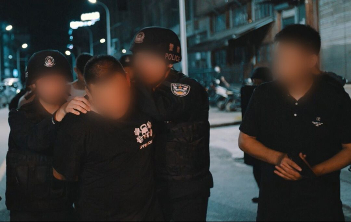 图为警方抓捕现场