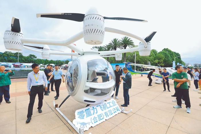 活动现场展示的载人飞行器 陈飞 摄
