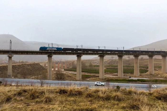 中欧班列驶过十八里堡特大桥