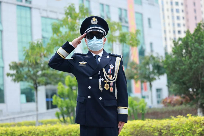图为缉毒民警李卫国