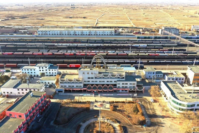 列车有序停靠在武威南站