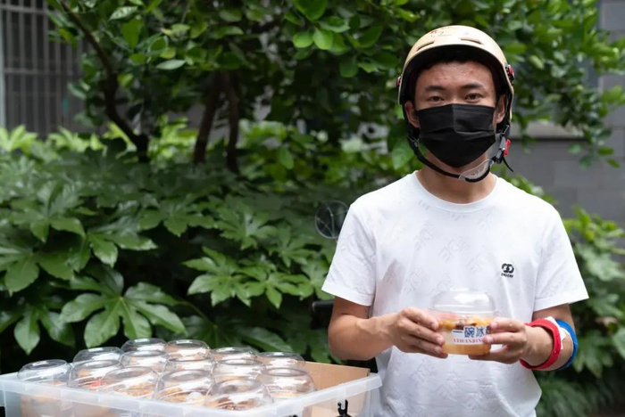 张贵圣准备去给医院送冰粉。摄影/田栋梁