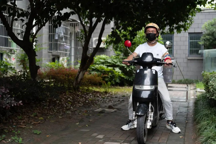 张贵圣去送外卖冰粉   摄影/田栋梁