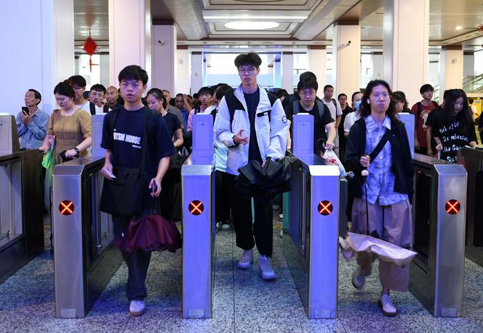 2024年6月28日，在江西九江站候车室，旅客正在验票准备乘坐衢九铁路恢复开行的D6265次动车组出行。  视觉中国 图