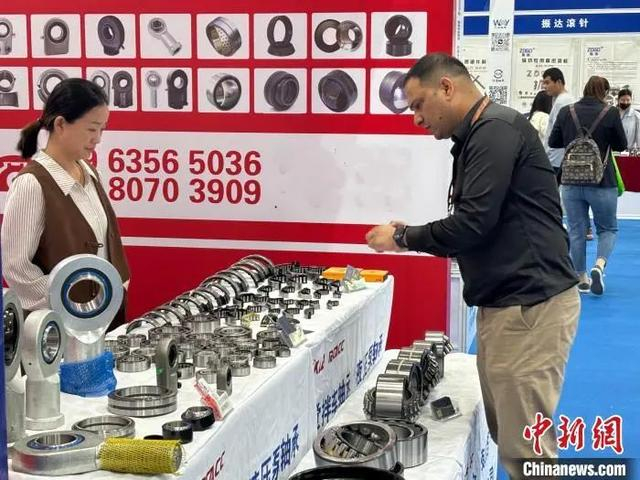4月26日，海外客商参观2024轴承产业供需对接暨智能制造工业博览会，探寻商机。吕妍 摄