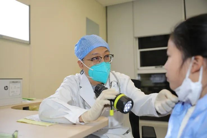 北京朝阳医院儿童哮喘门诊医生为患儿看诊