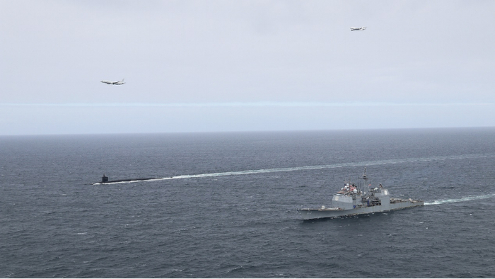 美军25日发布的合照"田纳西"号核潜艇"战区"网站表示,美国海军欧洲