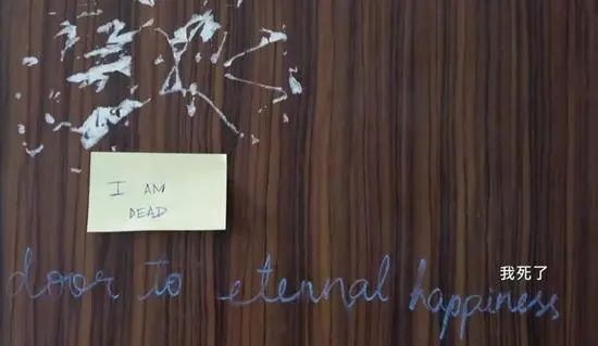 ● 许多印度学生将写着“我死了”的纸条贴在门上。图片来源：《一个被设计制造的梦——印度高考》