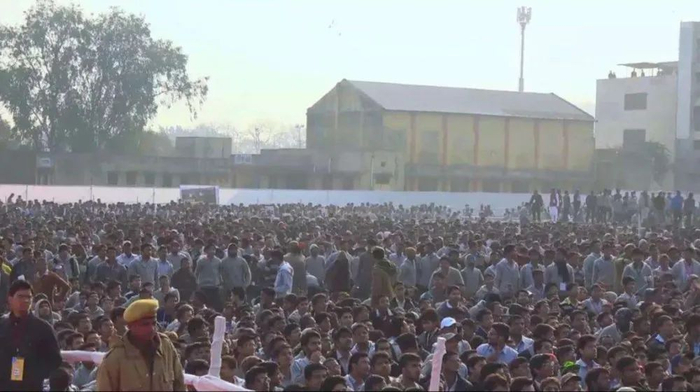 ● 印度人考试现场。图片来源：《一个被设计制造的梦——印度高考》