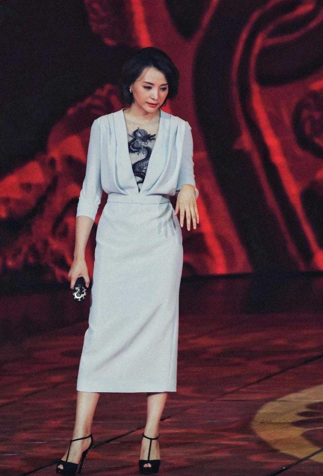 董卿亲身示范:裙不配丝袜,运动鞋,不烫大妈头,到50也没油腻感