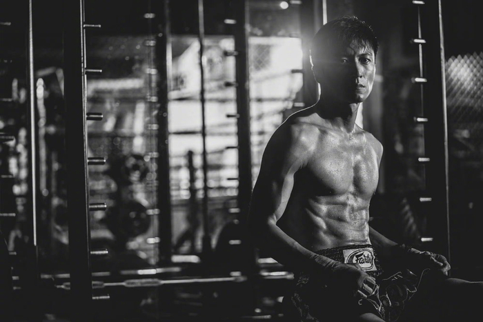 谢霆锋的身材是必然要秀的