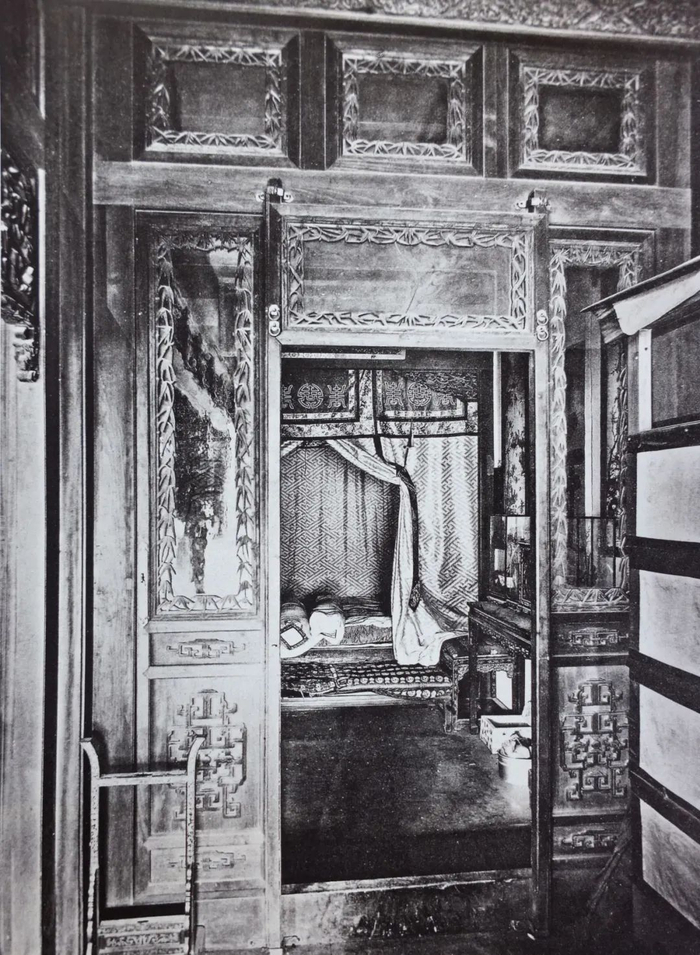 图一一 御床幔帐“寿”字（19世纪20年代老照片）