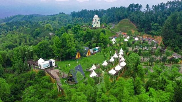 2023年8月20日，“来小河看银河”小河乡首届（国际）星空节启动仪式在小河乡星河露营基地举行。易鹏程丨摄