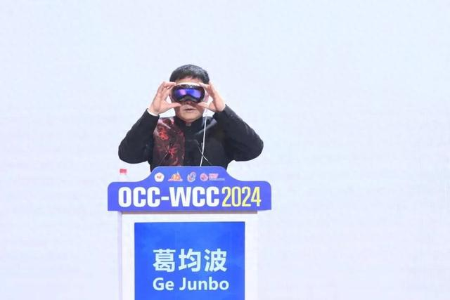 葛均波用最新款的AR+VR头戴式混合现实设备并进入虚拟诊室，远程连线为患者进行诊断。主办方供图