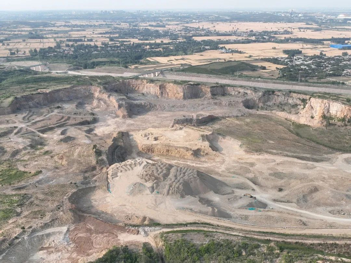 邢台中联水泥石灰石矿区地质环境破坏明显。王少杰/摄