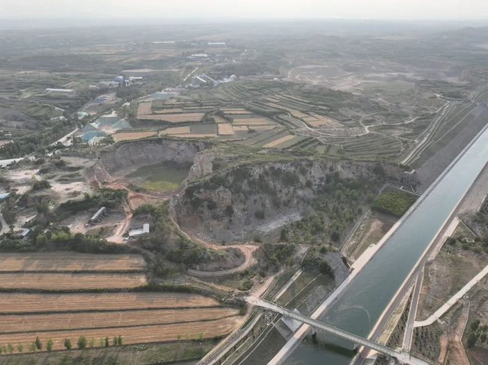 南水北调总干渠邢台段由邢台中联水泥石灰石矿区穿境而过。王少杰/摄