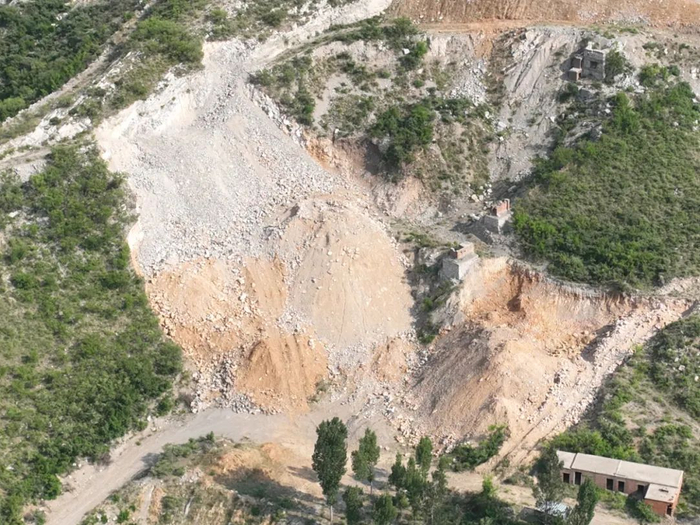 临城中联福石水泥矿被质疑的开采点位。王少杰/摄