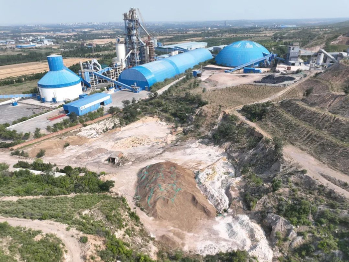 临城中联福石水泥厂区露天堆放的砂石原料。王少杰/摄