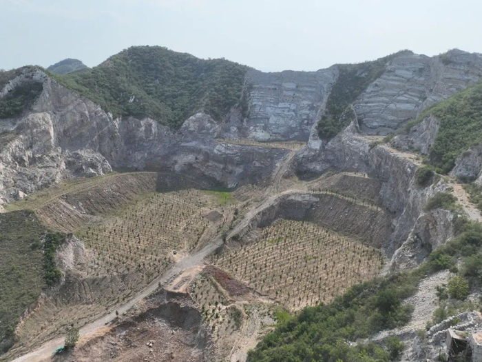 临城中联福石水泥矿开采过后山体裸露。王少杰/摄