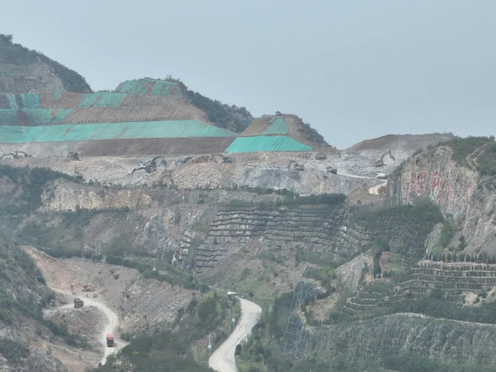 信都区胜合华矿山开采点位的标语依然清晰可见。王少杰/摄