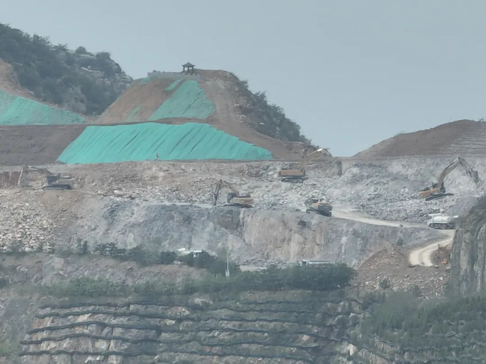 开采中的信都区胜合华矿山。王少杰/摄