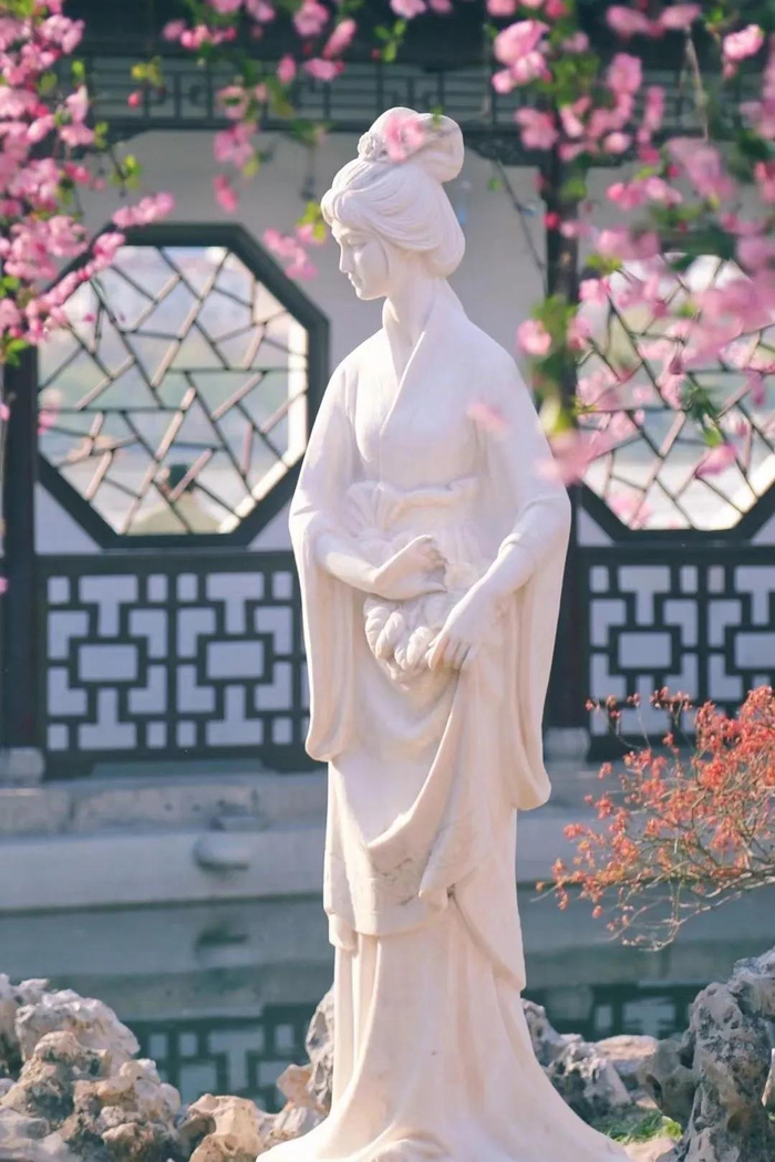 南京莫愁湖的莫愁女雕像这个故事非常巧妙地把乐府诗中两位莫愁的经历
