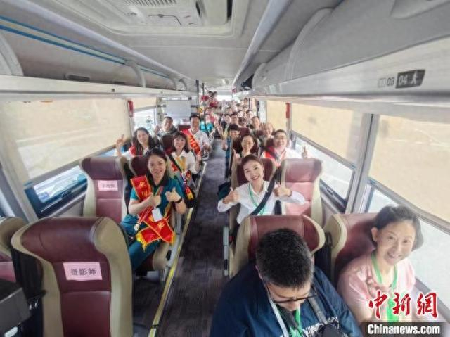 深中公交“双城漫游”首发体验团从中山博览中心公交枢纽出发。朱文佳 摄