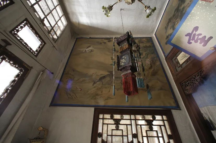 图六 陈兆凤《鹤鹿图》贴落的室内原状