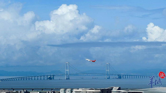 2024年6月23日，深中通道横卧于伶仃洋上，飞机从深圳宝安机场起飞。羊城晚报记者 曾育文 宋金峪 周巍 王磊 摄