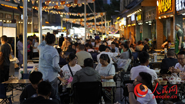 西宁市大新街夜市。人民网记者 甘海琼摄