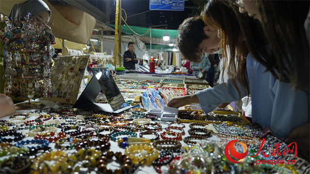 游客在夜市选购。人民网记者 甘海琼摄