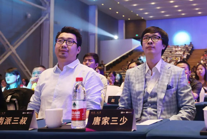 唐家三少（右） 资料图片 图据视觉中国