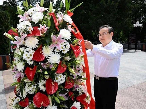 6月30日，安徽省委书记梁言顺在金寨县革命烈士纪念塔前整理花篮缎带。
