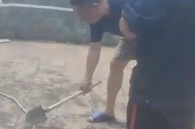 业主用铁铲砍断安全绳。网传视频截图