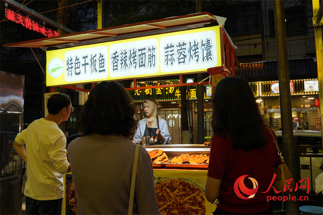 夜市餐饮区的特色饮食。人民网记者 甘海琼摄