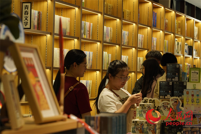 夜市中莫家书院的一角。人民网记者 甘海琼摄