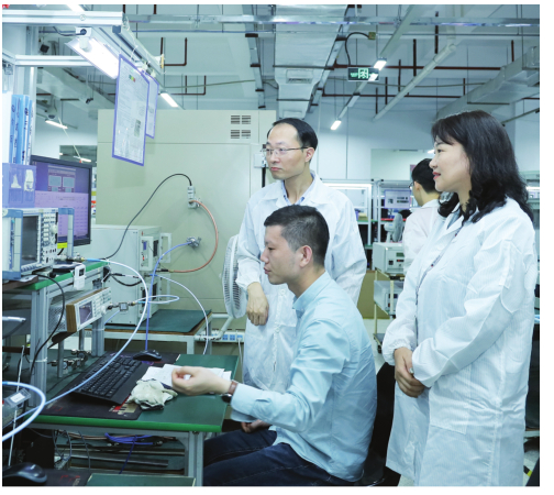 赵云鸿（右一）在深圳国人科技研发中心实验室了解工作开展情况。（南宁产投集团供图）