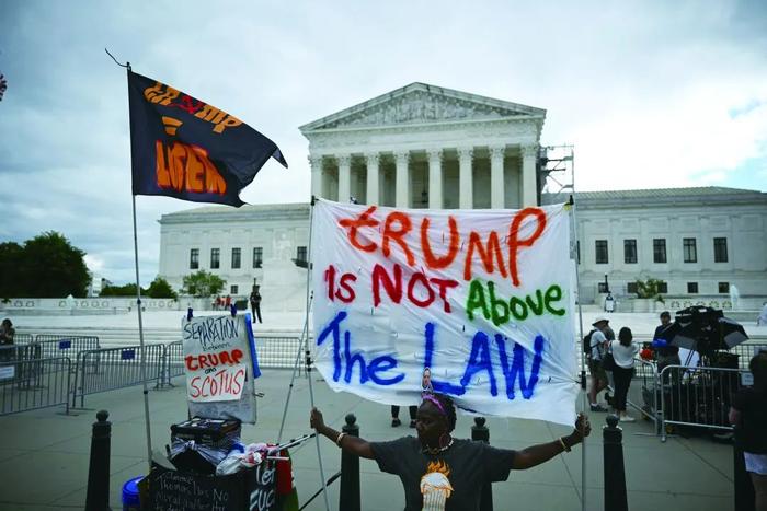 7月1日,抗议者在美国联邦最高法院外举着反对特朗普的横幅(法新社)