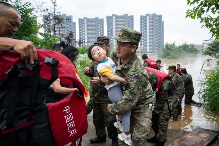 7月1日,在平江县天岳街道大西村,民兵在转移群众。新华社记者 陈思汗 摄
