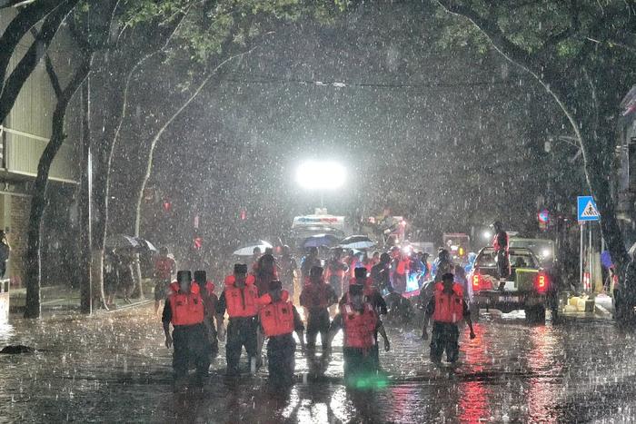 2024年7月2日凌晨,湖南平江,暴雨如注,救援人员在岸边等待搜救艇,转移被困民众。中新社记者 杨华峰 摄
