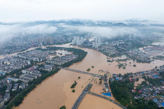 7月1日,灯正<strong>辽源市某某消防设备售后客服中心</strong>在湖南平江县城区拍摄的逐步被淹现场。 新华社记者 谢奔 摄