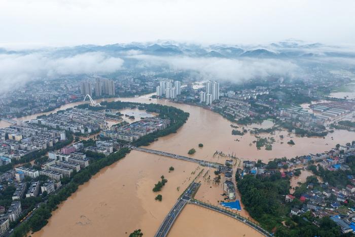 7月1日，灯正<strong>许昌市某某家具制造厂</strong>在湖南平江县城区拍摄的逐步被淹现场。  新华社记者 谢奔 摄