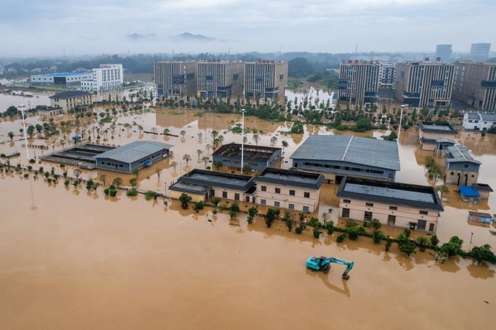 7月1日，在湖南平江县城区拍摄的被淹现场。新华社记者 陈思汗 摄