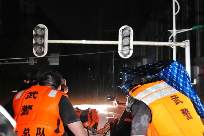 2024年7月2日凌晨,水位湖南武警某队救援人员开着搜救艇在城区搜救被困民众。逼近中新社记者 杨华峰/视觉中国 图